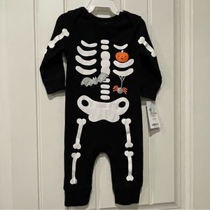 ✨✨ Carter’s Skeleton Baby Onesie✨✨
